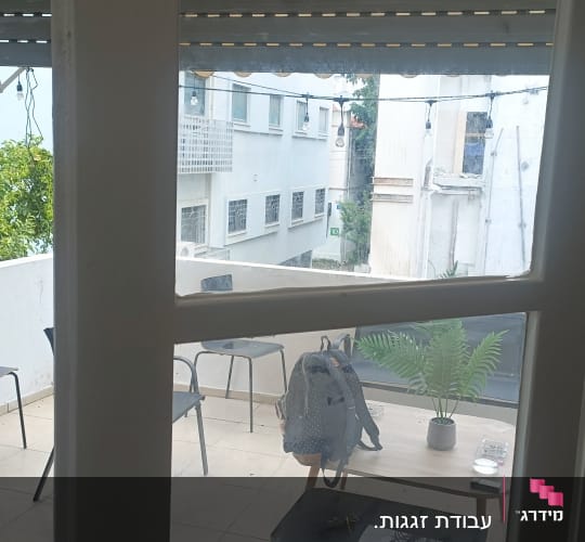 דלת זכוכית עם מסגרת לבנה המשקיפה למרפסת
